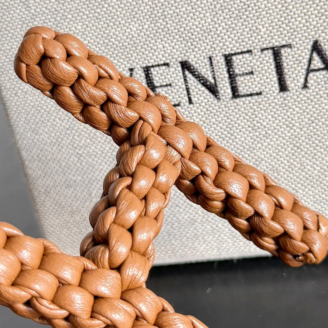 Batch 420 Let’s see what new cute little thing BV has released~ It’s this letter pendant, which is different from the puppy pendant. The weaving of this letter is more three-dimensional, and the material is very solid, and it is not easy to deform even if it is folded. Style number: H